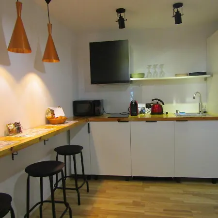 Modern&cozy-entire House, Parking Place In Private Yard 아파트