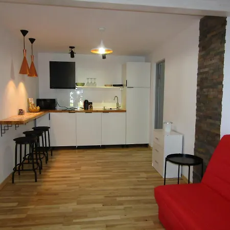 Modern&cozy-entire House, Parking Place In Private Yard 아파트